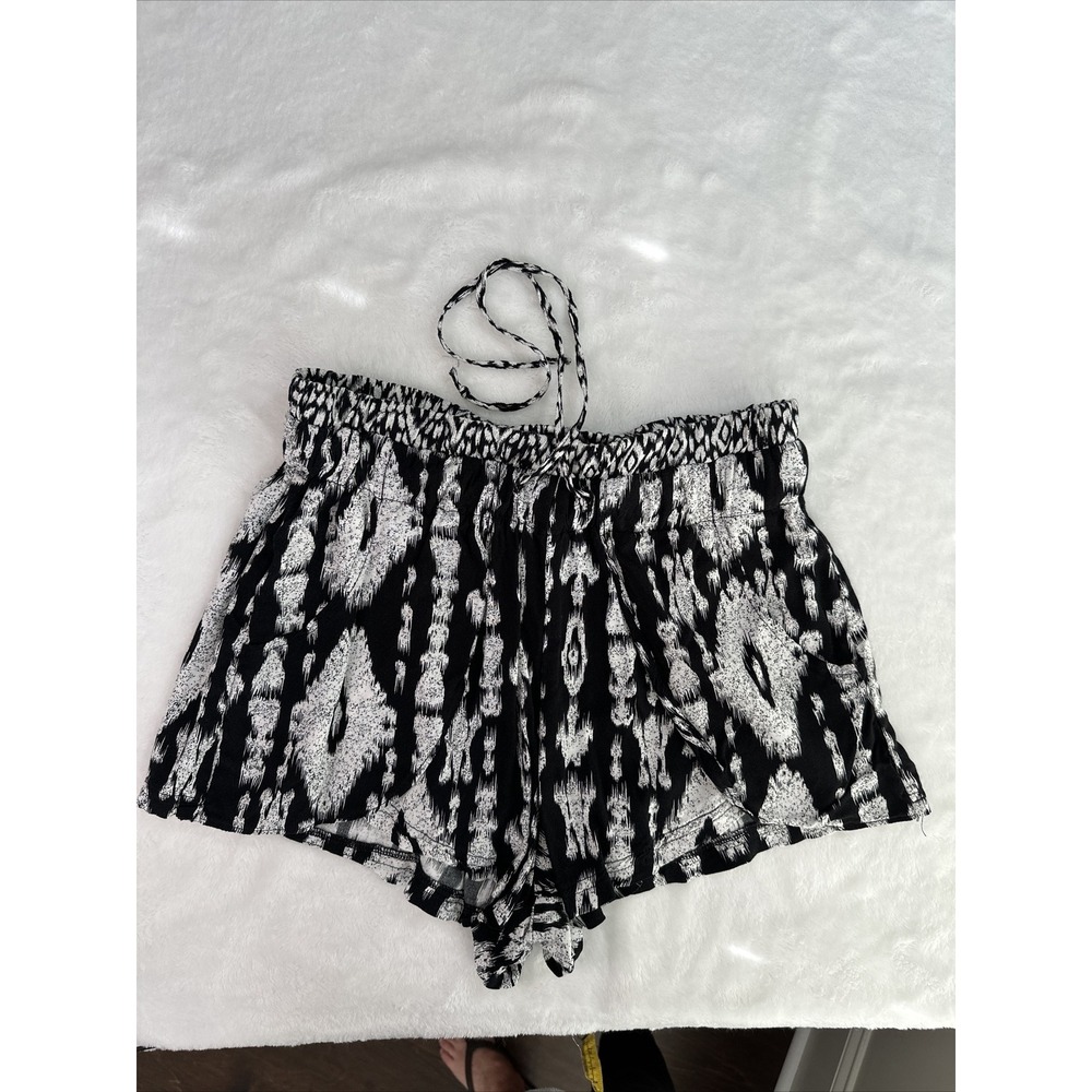Vanilla Star Pull On Shorts Womens Size M Flowy Black White Drawstring Pockets